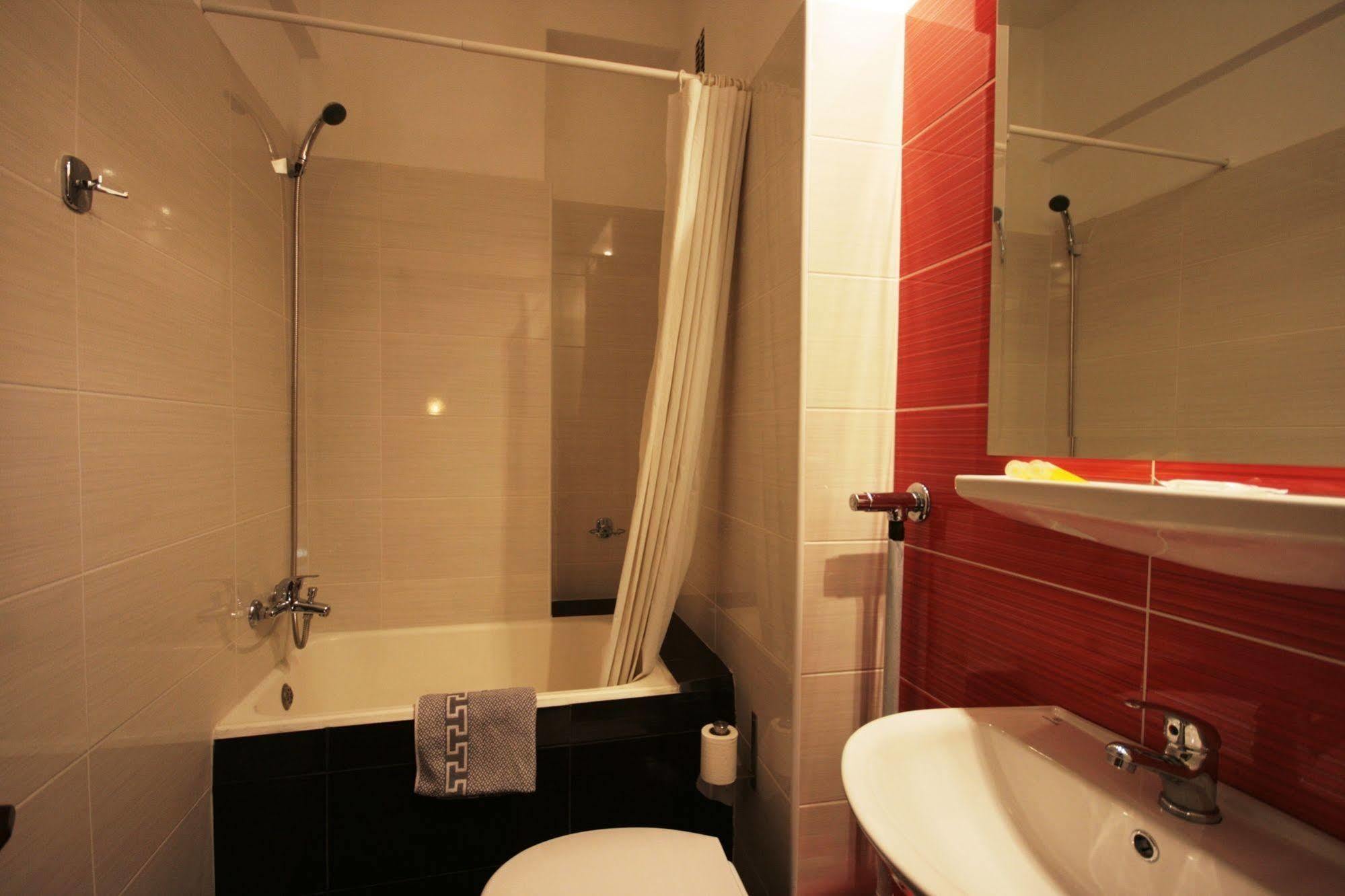 Vienna Hotel 2*